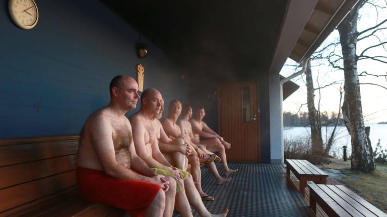 Männer unter sich: In der finnischen Sauna geht es locker zu. Saunaregeln und Aufgussrituale sind hier nicht üblich. Frauen allerdings auch nicht. In Finnland herrscht Geschlechtertrennung in der Sauna.