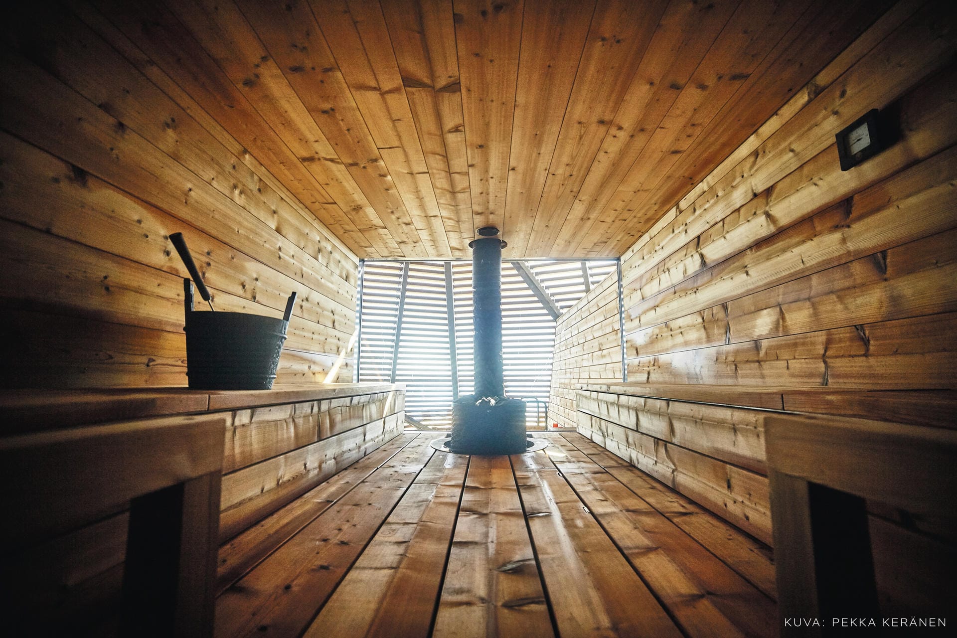 Der Innenraum der Sauna ist komplett aus Holz verkleidet, um die Feuchtigkeit aufzunehmen und wieder abzugeben. Kernstück ist der sogenannte "Kiuas", ein mit Steinen bedeckter Saunaofen. Er heizt den Raum bis zu einer maximalen Temperatur von 105 Grad Celsius an der Raumdecke auf. Die Luftfeuchtigkeit beträgt dabei zwei und fünf Prozent, kann aber durch den Aufguss kurzzeitig erhöht werden.