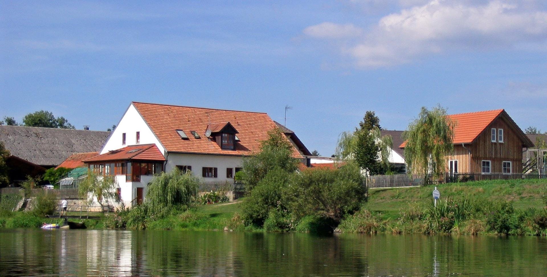 Der "Familienbauernhof Dirnberger" liegt im bayerischen Ort Nittenau. Er überzeugt mit moderner Ausstattung und Bio-Produkten.