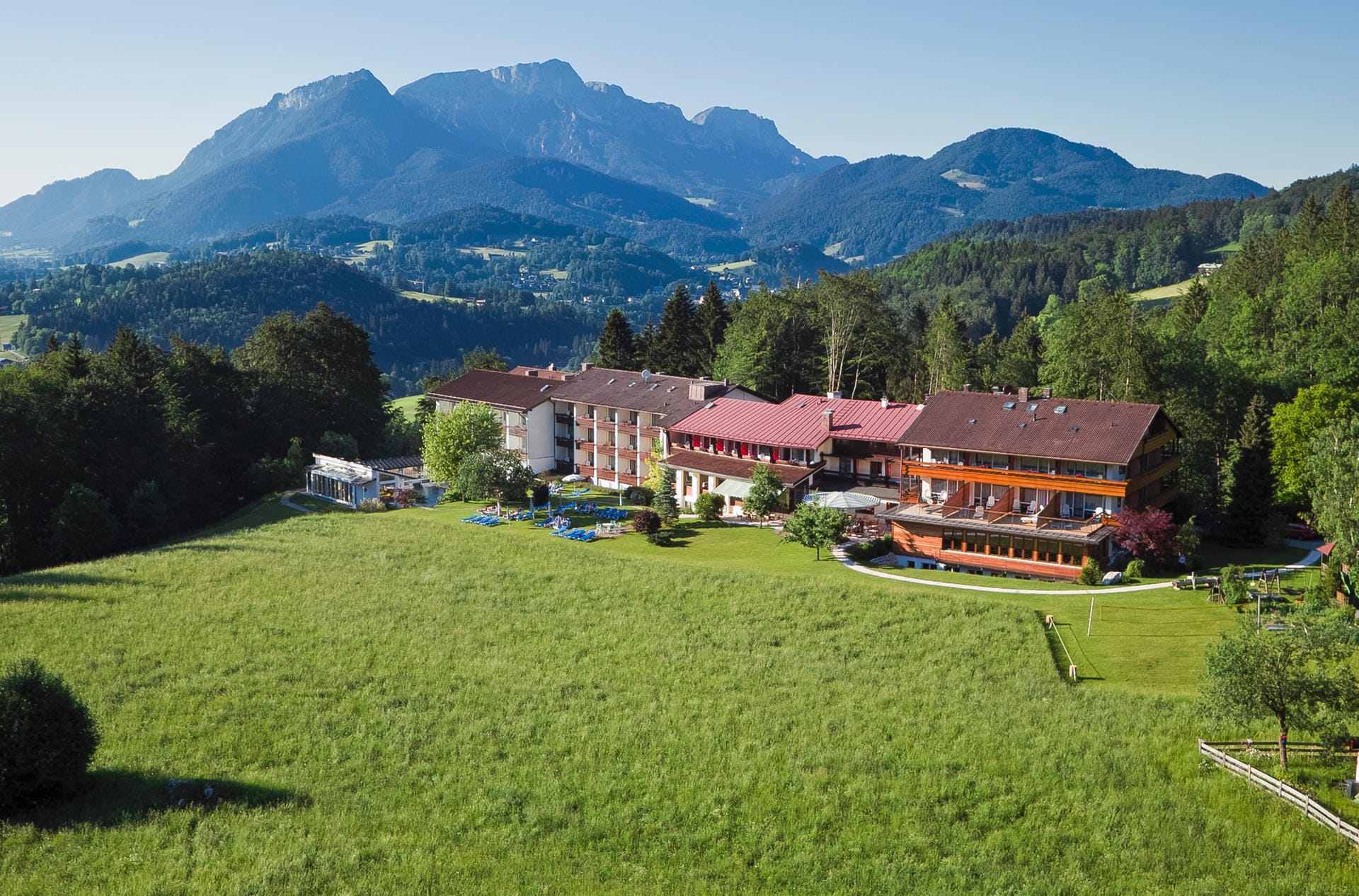 Ein tolles Panorama verspricht der Aufenthalt im "Alm- & Wellnesshotel Alpenhof" In Schönau am Königssee.
