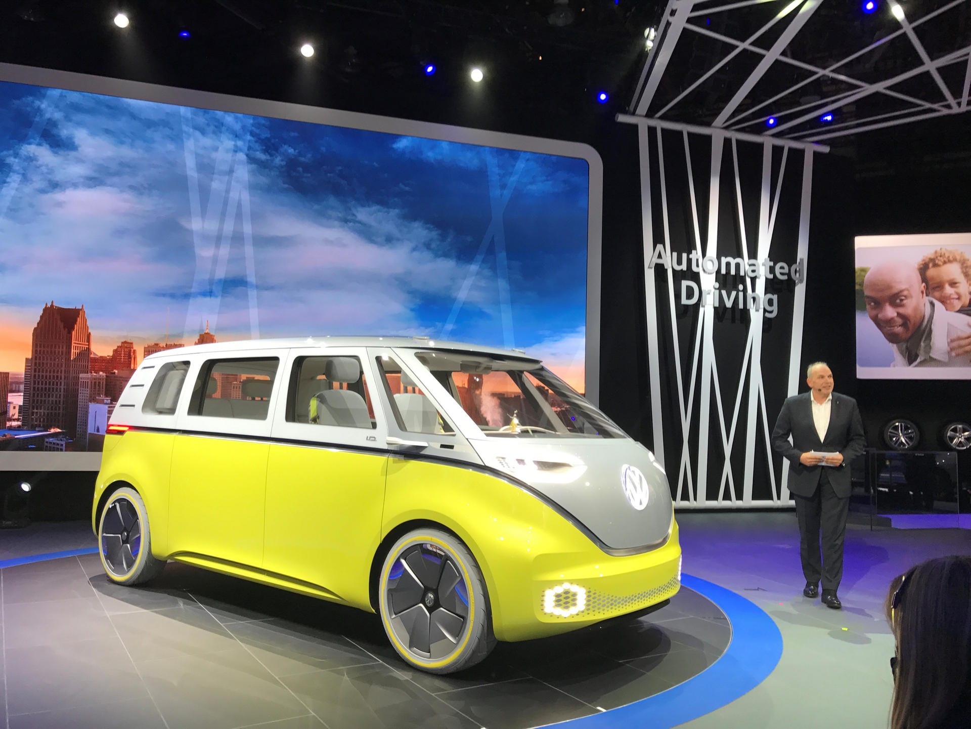 Der 4,92 Meter lange VW I.D. Buzz mit dem üppigen Radstand von 3,30 Metern ist das zweite Mitglied der Familie, mit der VW ab 2020 im Elektro-Zeitalter ankommen will.