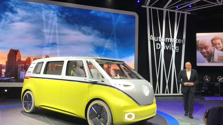 Der 4,92 Meter lange VW I.D. Buzz mit dem üppigen Radstand von 3,30 Metern ist das zweite Mitglied der Familie, mit der VW ab 2020 im Elektro-Zeitalter ankommen will.