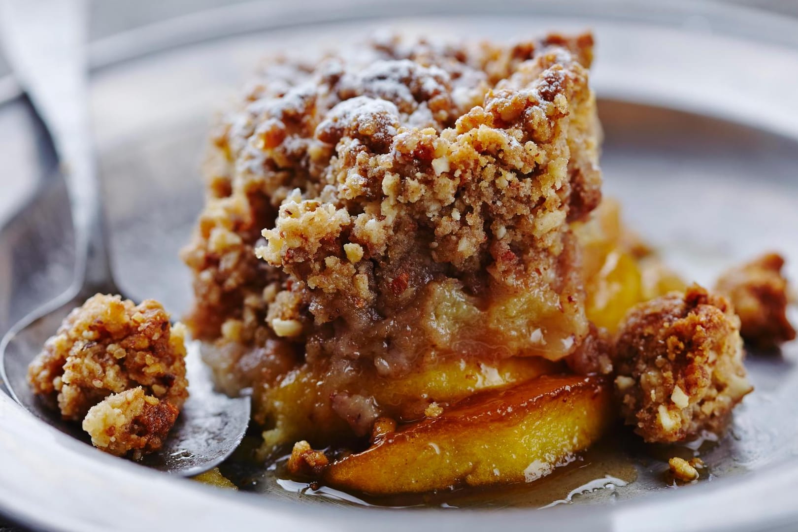 Apple Crumble: Beim Crumble wird der Teigboden weggelassen. Stattdessen wird Obst mit Streuseln bedeckt.