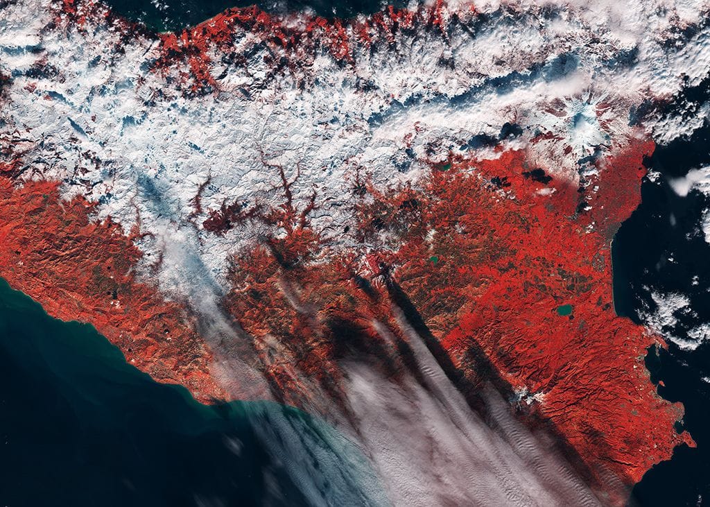 Das Satellitenbild zeigt die italienische Insel Sizilien im Januar, als Teile Südeuropas von einer ungewöhnlichen Kältewelle getroffen wurden. Auf der Aufnahme sind die Berge im Norden Siziliens schneebedeckt, Im Osten der Insel erkennt man den mehr als 3000 Meter hohen Vulkan Ätna.