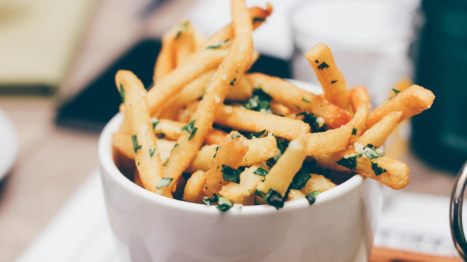 .Pommes selber machen: Portion Pommes Frites mit Kräutern gewürzt.