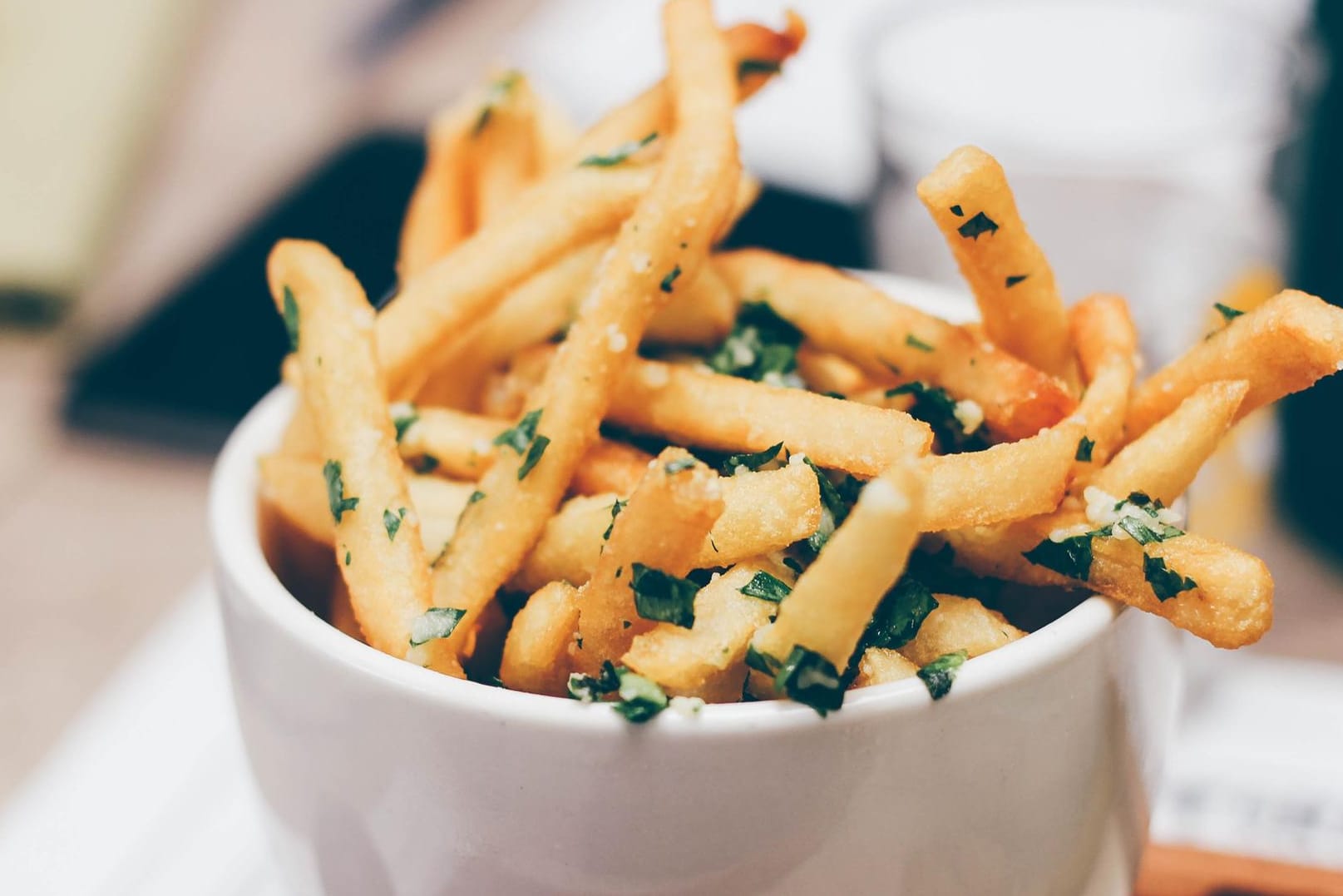 .Pommes selber machen: Portion Pommes Frites mit Kräutern gewürzt.