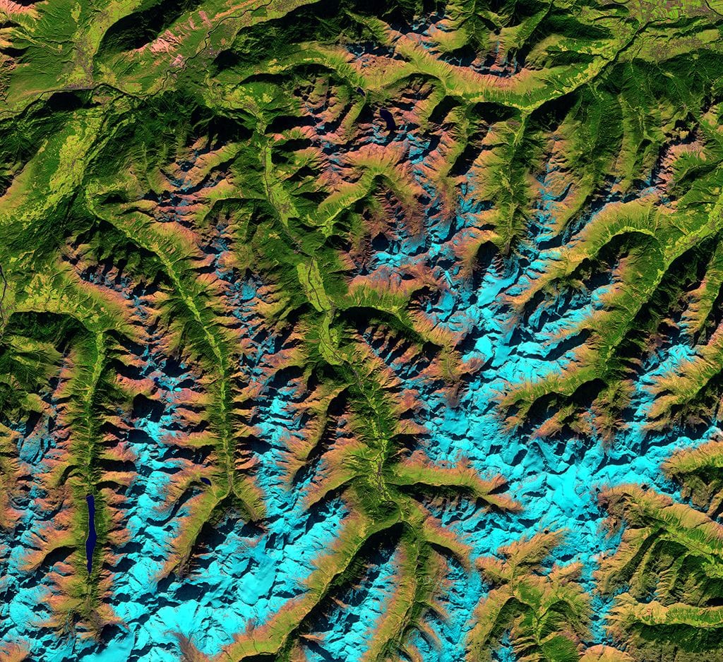 Das Satellitenbild zeigt die Alpen rund um das Ötztal in Tirol. Bei den grünen Flächen handelt es sich um Täler, die aufgrund einer optischen Täuschung aber höher als die Berge (blau) wirken. Den höchsten Berg Ötztaler Alpen, die 3770 m hohe Wildspitze, kann man im linken unteren Bereich der Aufnahme ausmachen.