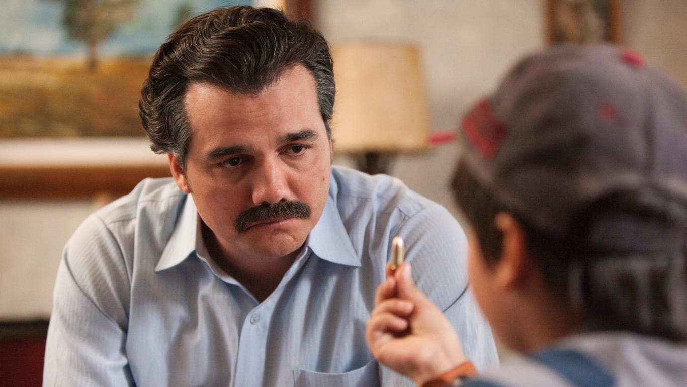 Wagner Moura spielt mitreißend seine Rolle als Pablo Escobar in "Narcos". Weitere Serientipps erhalten Sie hier.