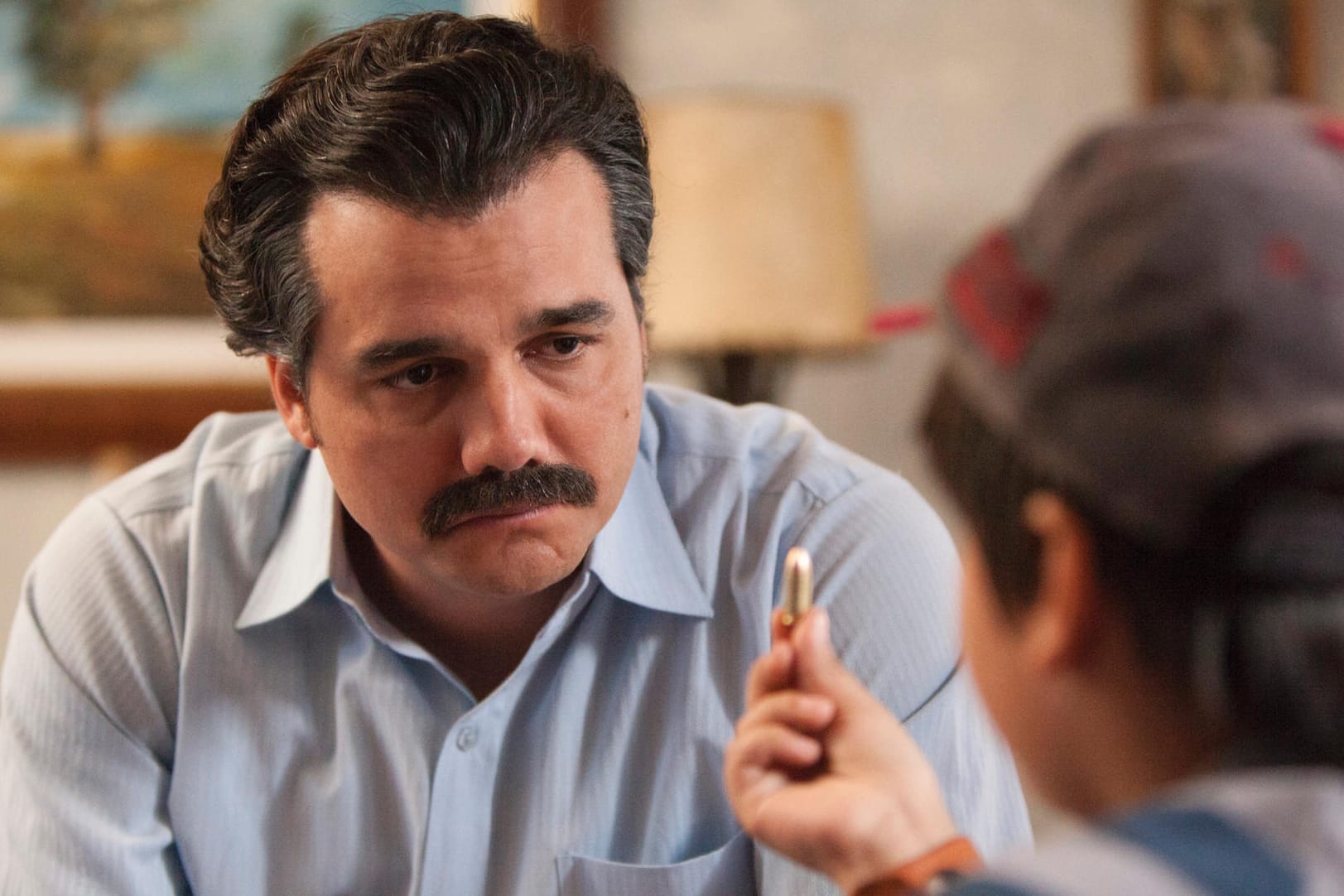 Wagner Moura spielt mitreißend seine Rolle als Pablo Escobar in "Narcos". Weitere Serientipps erhalten Sie hier.