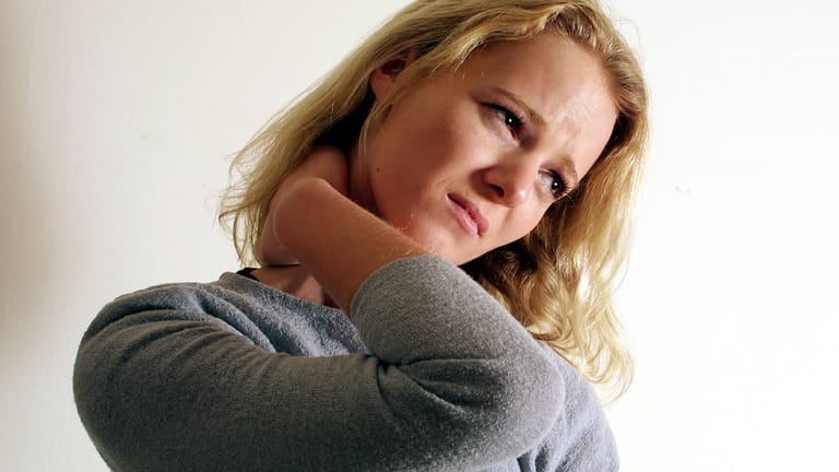 Nackenschmerzen können auf eine Hirnhautentzündung hindeuten