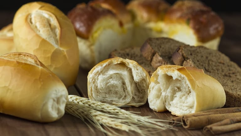 Eine Auswahl von Brot, Brötchen und Hefegebäck