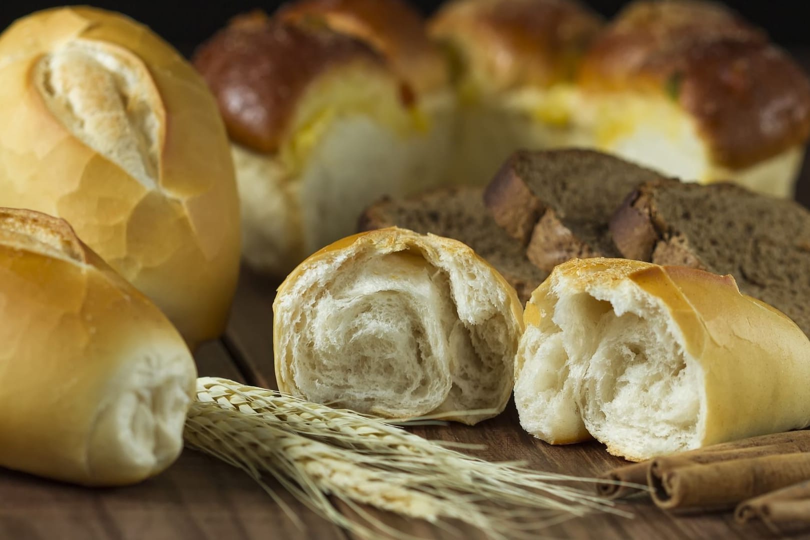 Eine Auswahl von Brot, Brötchen und Hefegebäck