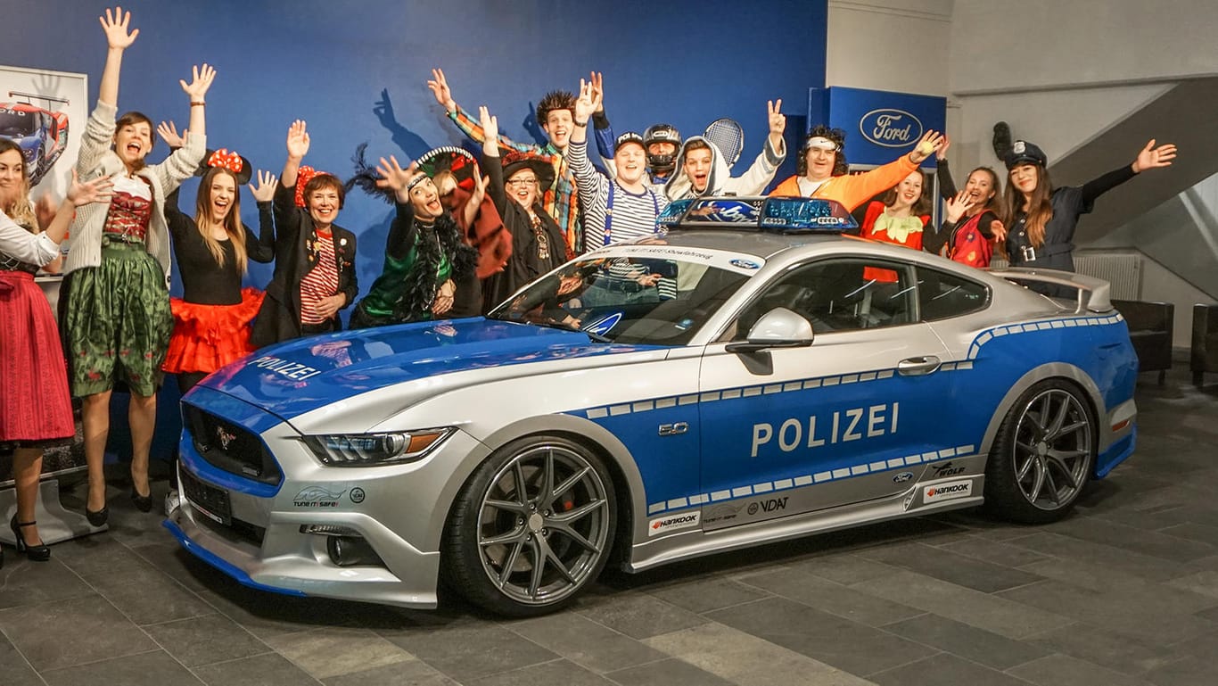 Bereit für den Einsatz im Rosenmontagzug: Ford Mustang im Polizei-Dress.
