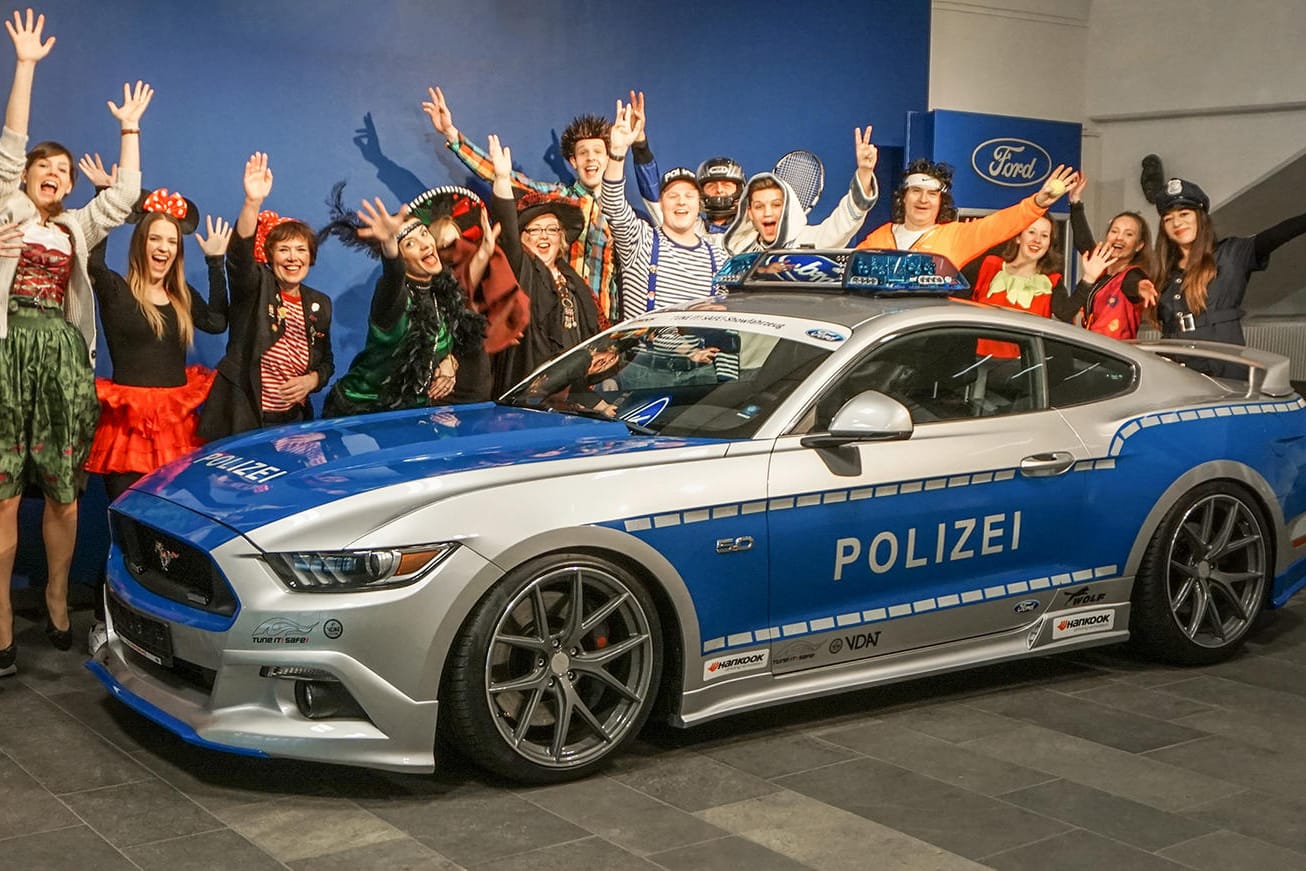 Bereit für den Einsatz im Rosenmontagzug: Ford Mustang im Polizei-Dress.