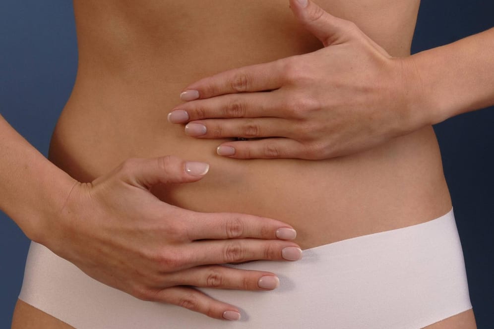 Bei einem Zwerchfellbruch rutscht ein Teil des Magens durch das Zwerchfell. Dabei treten Schmerzen im Bauch auf.
