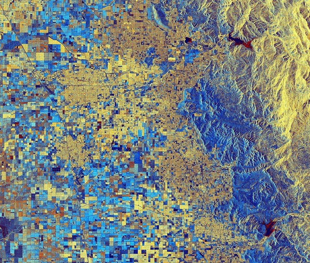Das Satellitenbild zeigt einen Teil des San Joaquin Valley in Kalifornien. Die drei zu erkennenden Wasser-Reservoirs Lake Kawhea, Bravo Lake und Lake Success sind nach starken Regenfällen fast komplett gefüllt.