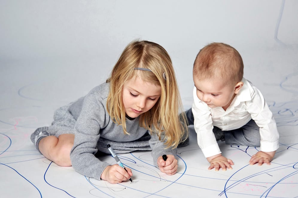 Seit dieses Foto aufgenommen wurde, sind Prinzessin Estelle und Prinz Oscar ganz schön gewachsen.