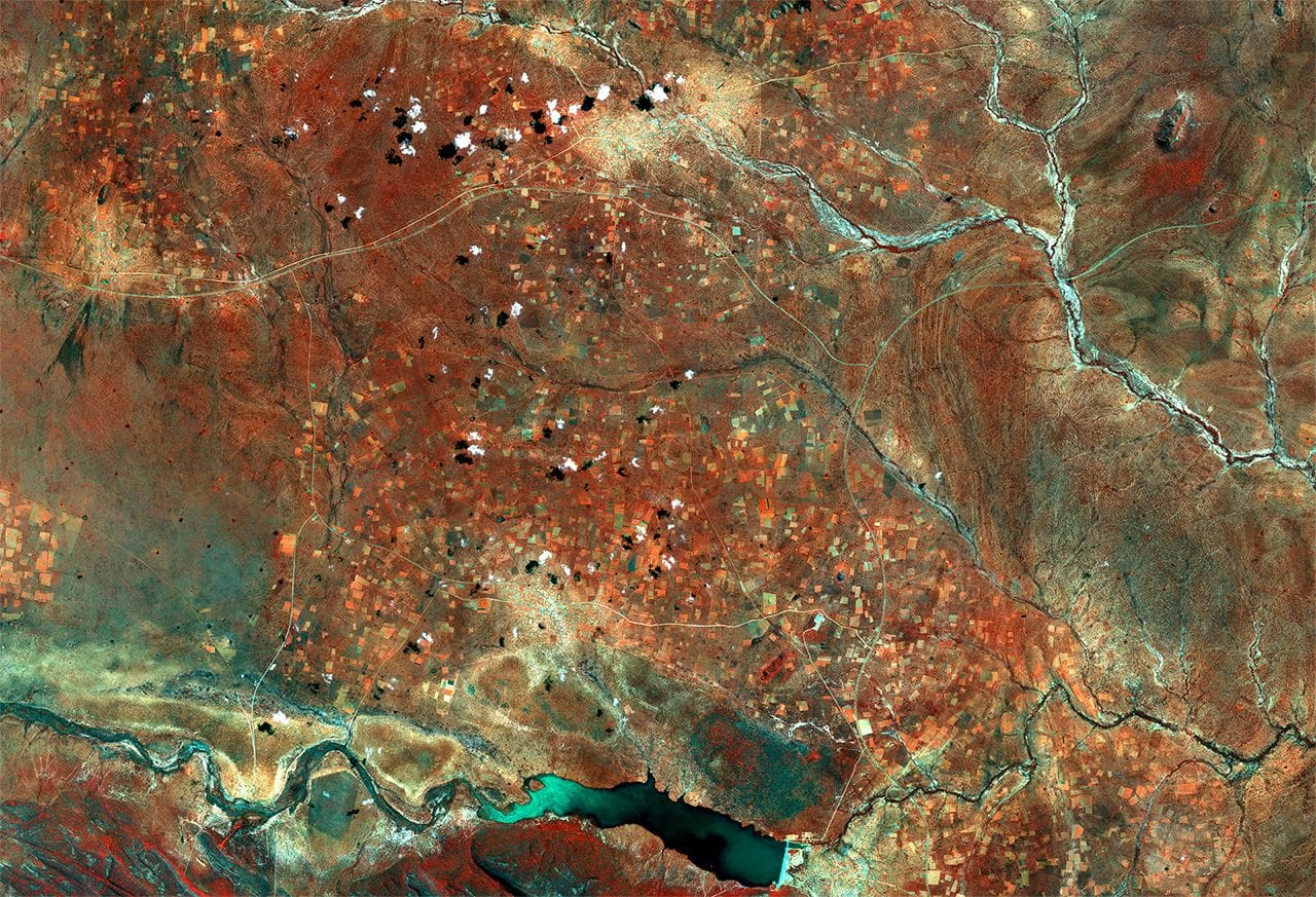 Das Satellitenbild zeigt den Central District, den größten Landesteil des im südlichen Afrika gelegenen Staates Botswana. Im Süden ist der Lotsane River zu sehen, der mit Hilfe eines Damms zu einem gewaltigen Reservoir aufgestaut wird.