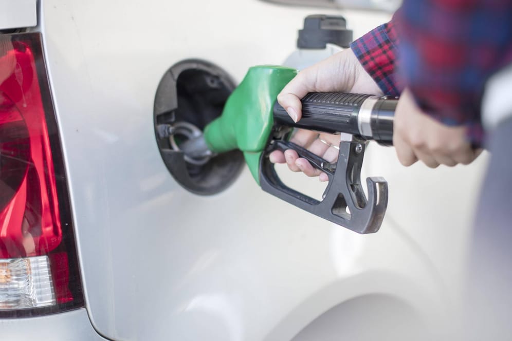 Günstig Tanken: Mann befüllt sein Auto mit Kraftstoff