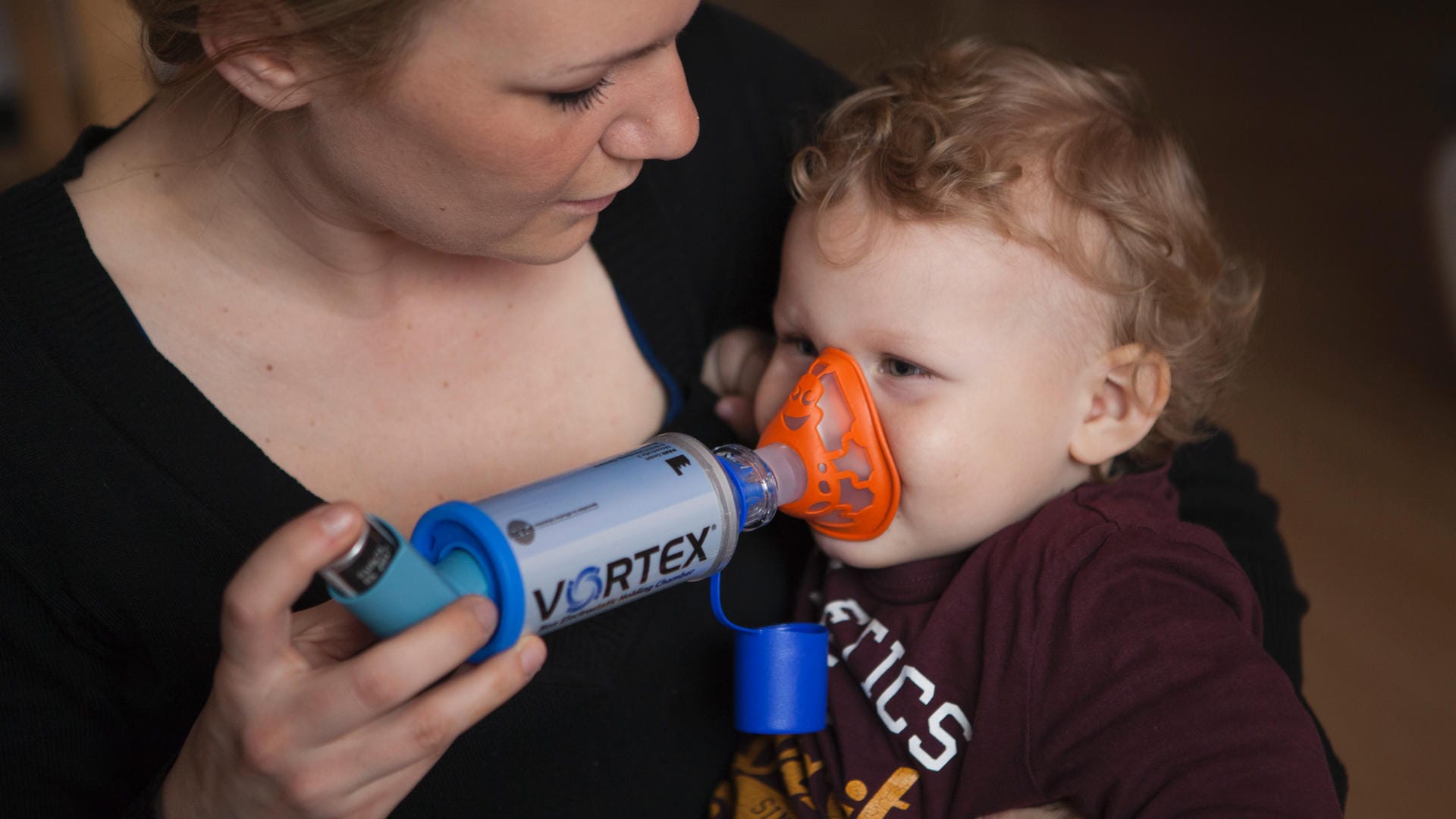 Kleine Asthmatiker: Ein Kind benutzt ein Asthmaspray