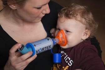 Kleine Asthmatiker: Ein Kind benutzt ein Asthmaspray