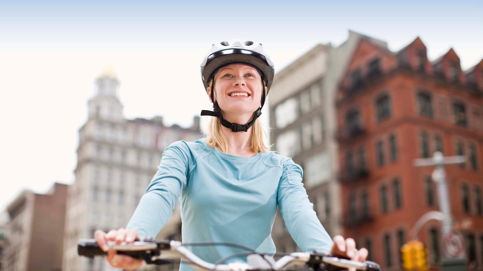 Eine Radfahrerin fährt durch die Staßen von New York