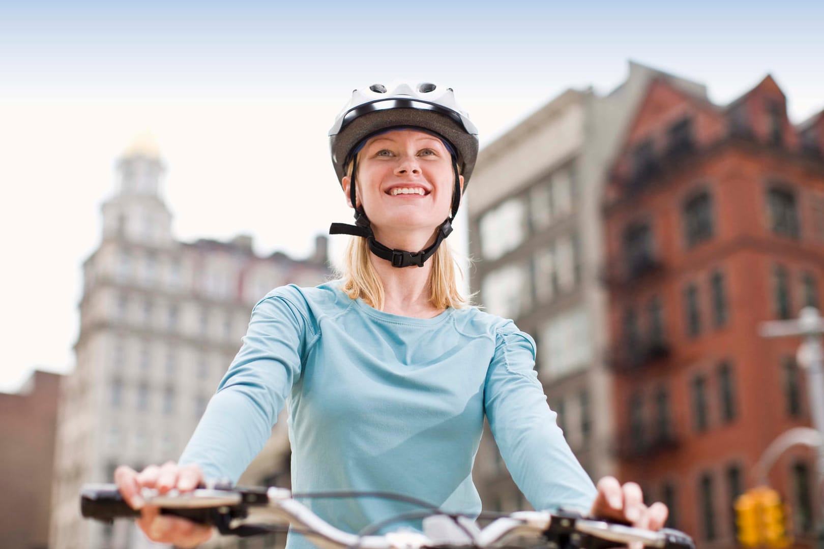 Eine Radfahrerin fährt durch die Staßen von New York