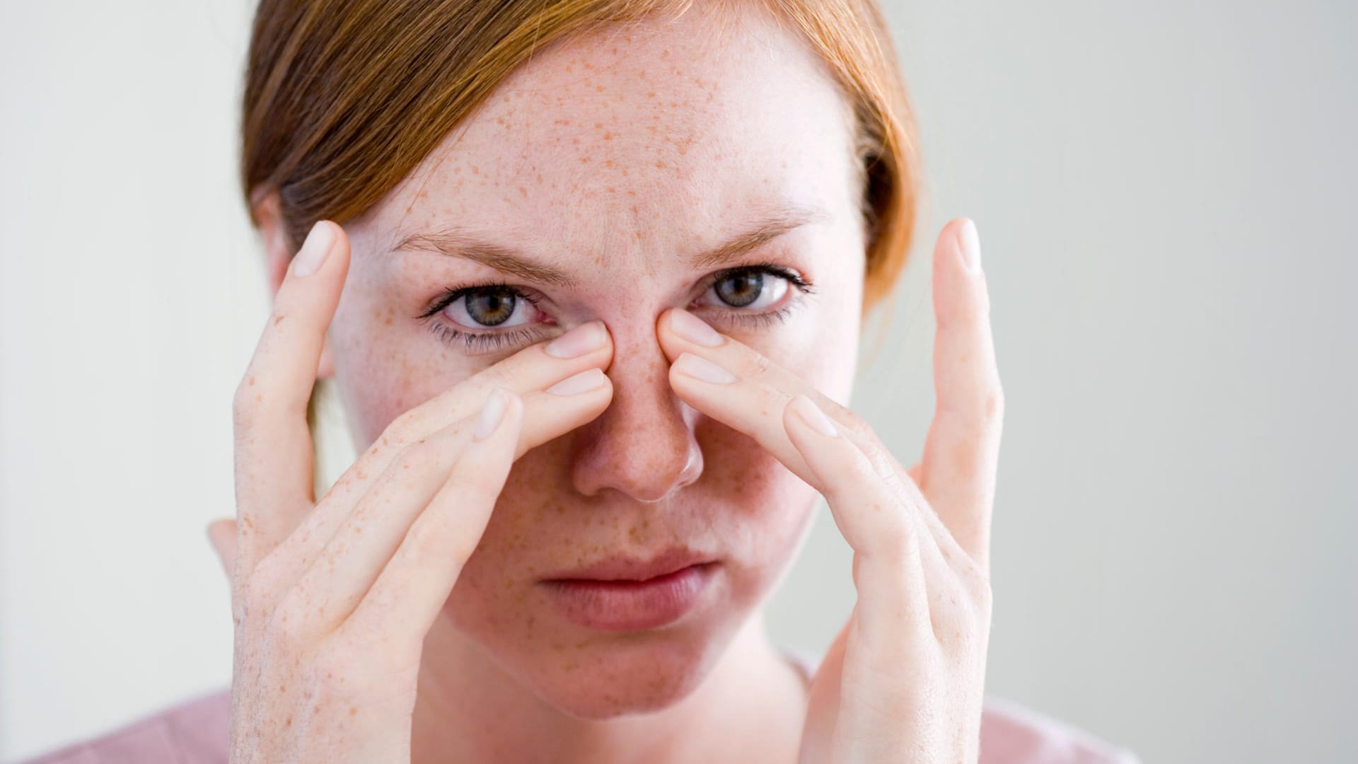 Eine Frau reibt sich die Augen