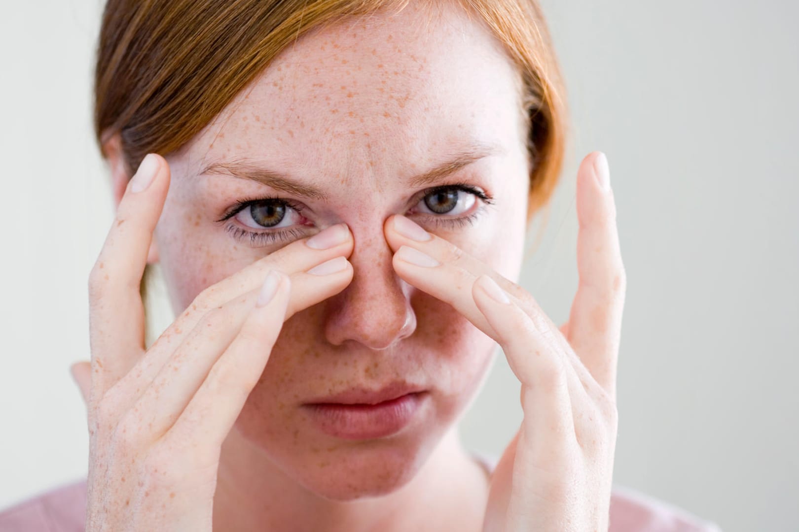 Eine Frau reibt sich die Augen