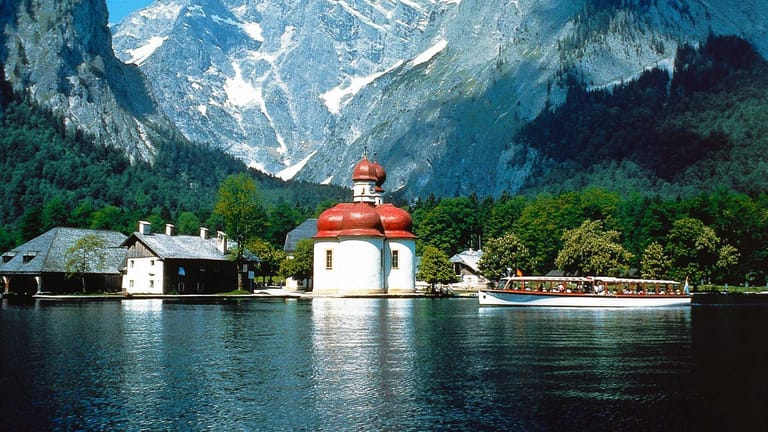 Touristisches Highlight im Nationalpark Berchtesgaden: St. Bartholomä am Königssee