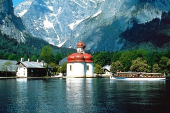 Touristisches Highlight im Nationalpark Berchtesgaden: St. Bartholomä am Königssee
