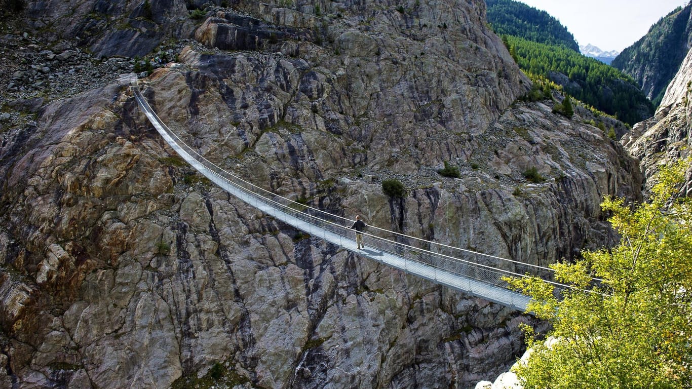Spannbandbrücke über die Massaschlucht im Schweizer Wallis