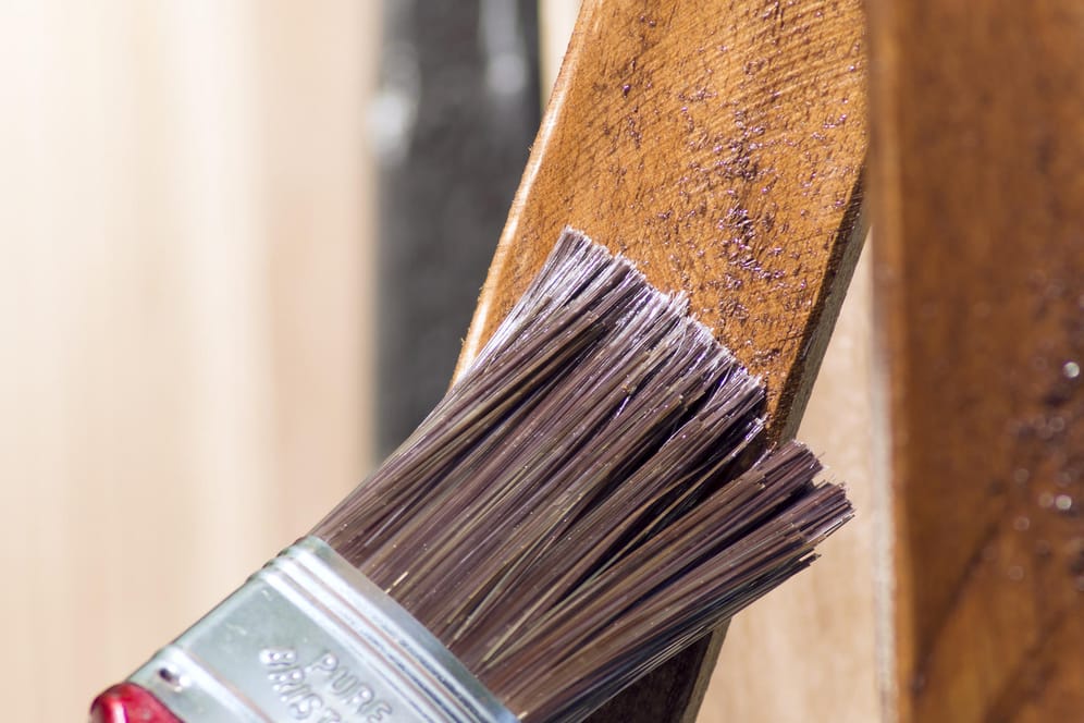 Pinsel mit Lasur: Für die allermeisten Anwendungsfälle reicht zur Holzpflege der regelmäßige Anstrich mit Lacken oder Lasuren völlig aus.