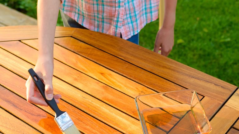 Gartenmöbel aus Holz werden lasiert