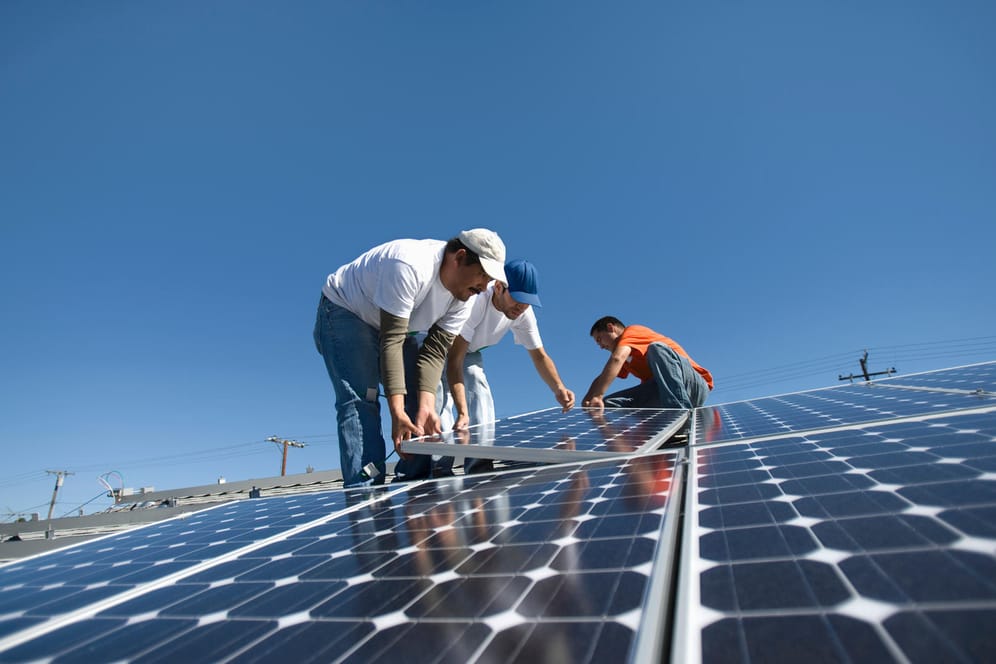 Handwerker montieren eine Solaranlage