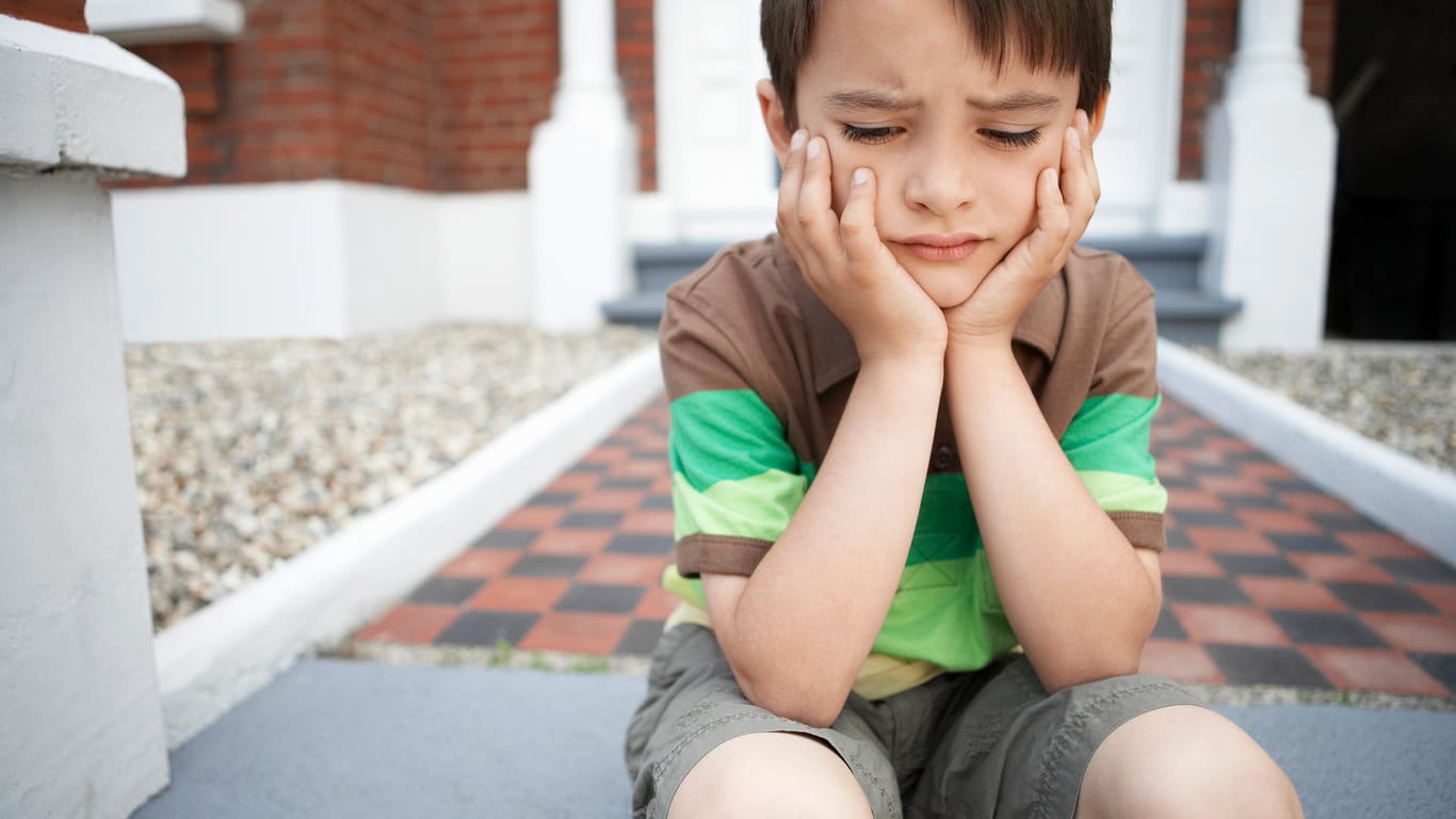Ein Junge schaut unzufrieden: Kinder entwickeln Strategien, um mit Enttäuschungen umzugehen.