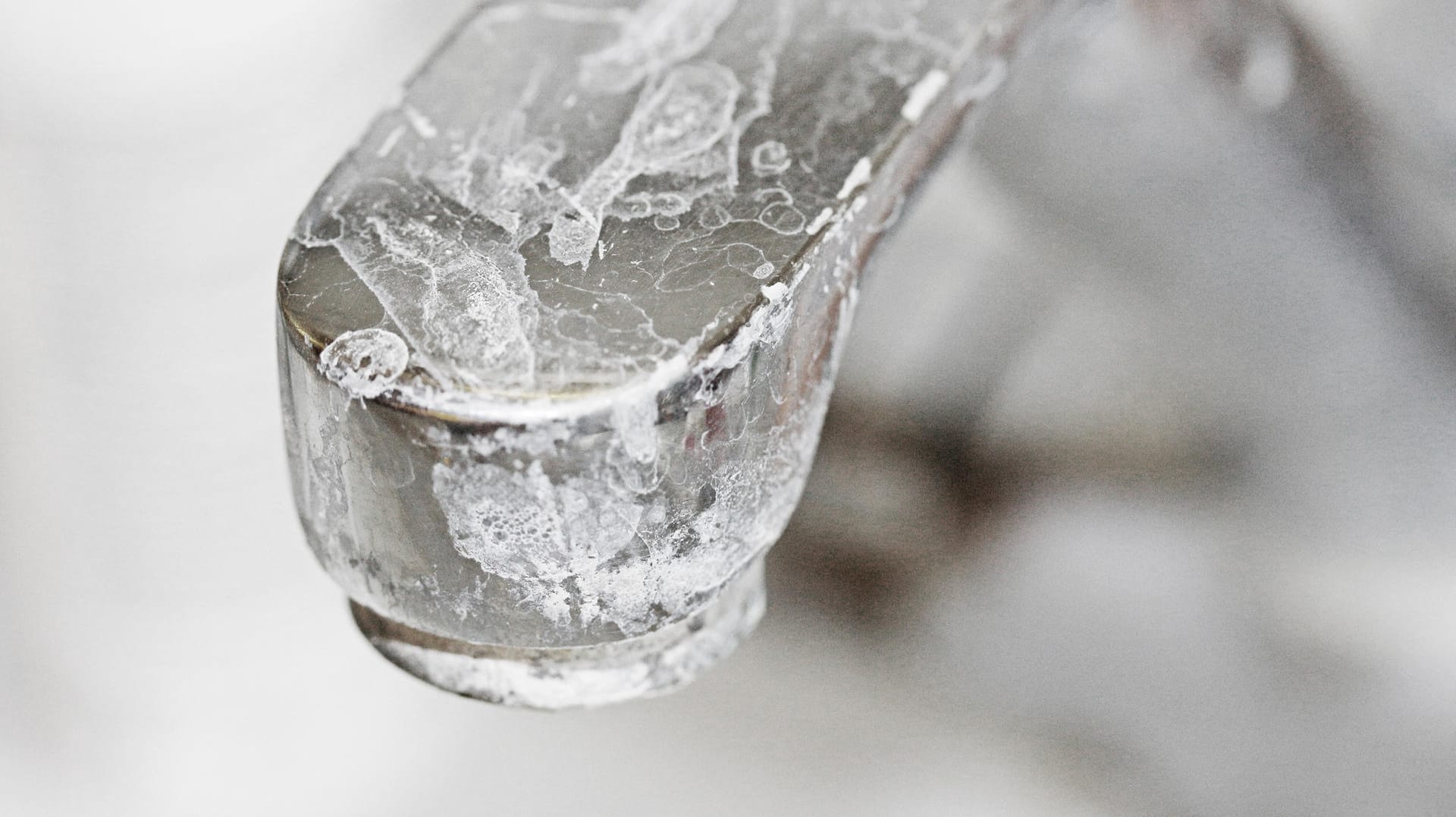 Ein verkalkter Wasserhahn