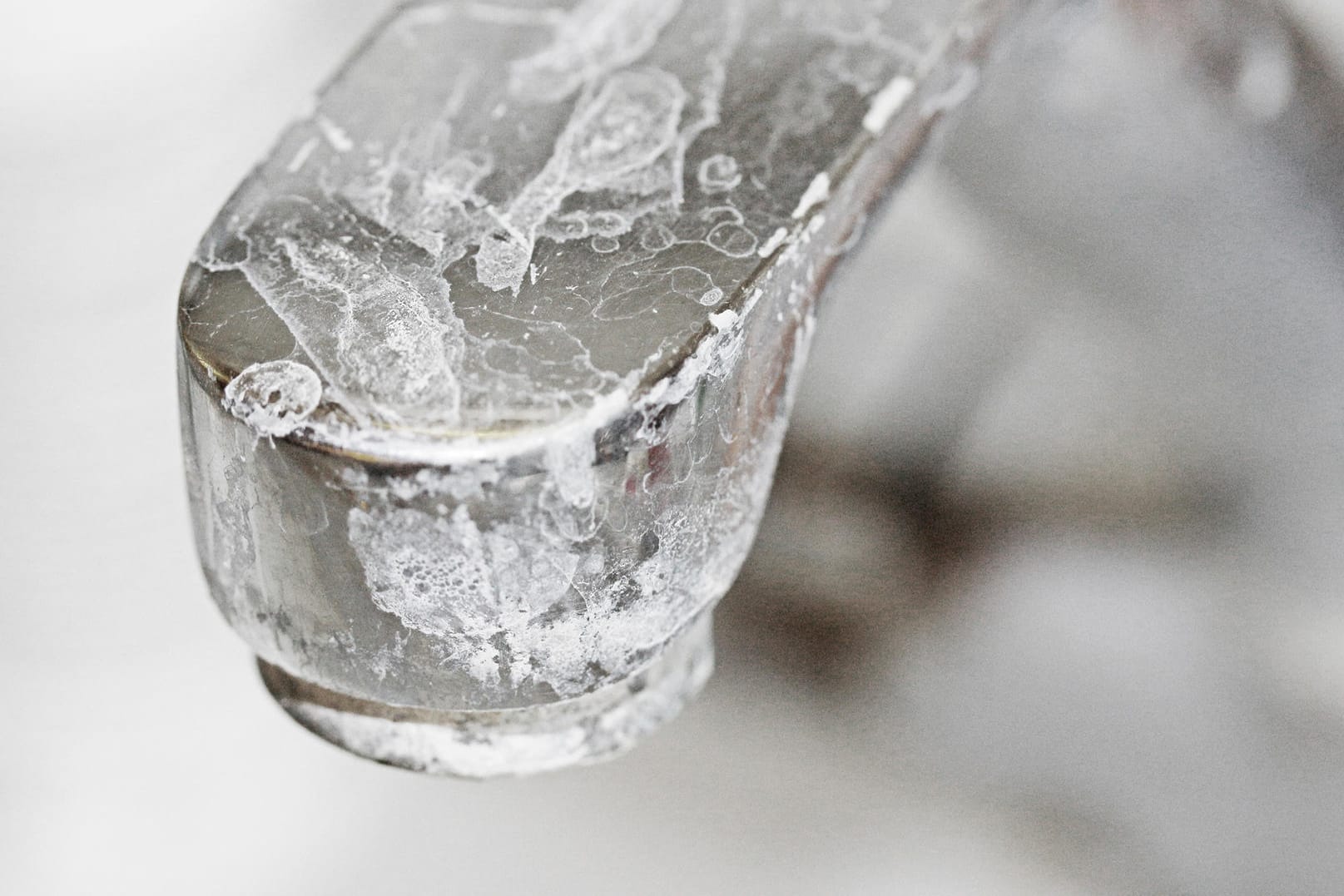 Ein verkalkter Wasserhahn