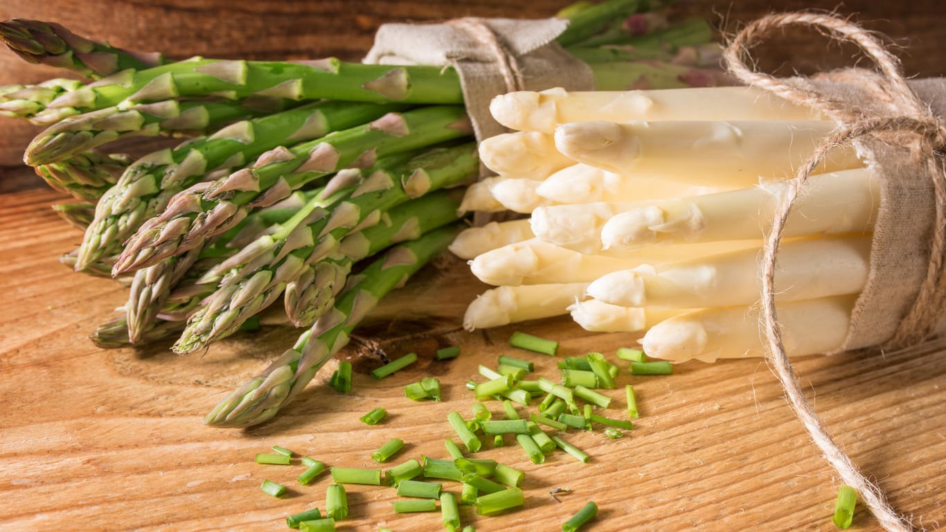 Grüner und weißer Spargel gelten als Delikatesse, doch kann man sie auch roh essen?