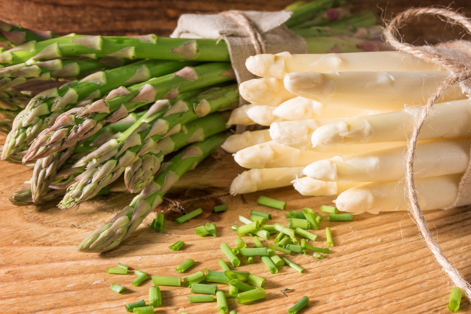 Grüner und weißer Spargel gelten als Delikatesse, doch kann man sie auch roh essen?