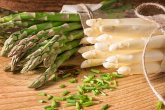 Grüner und weißer Spargel gelten als Delikatesse, doch kann man sie auch roh essen?