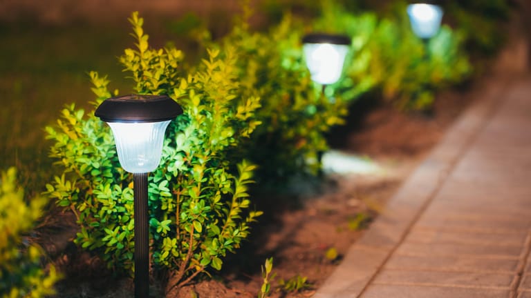 Gartenleucht mit Solarzellen sind ideal für die Beleuchtung von Wegen