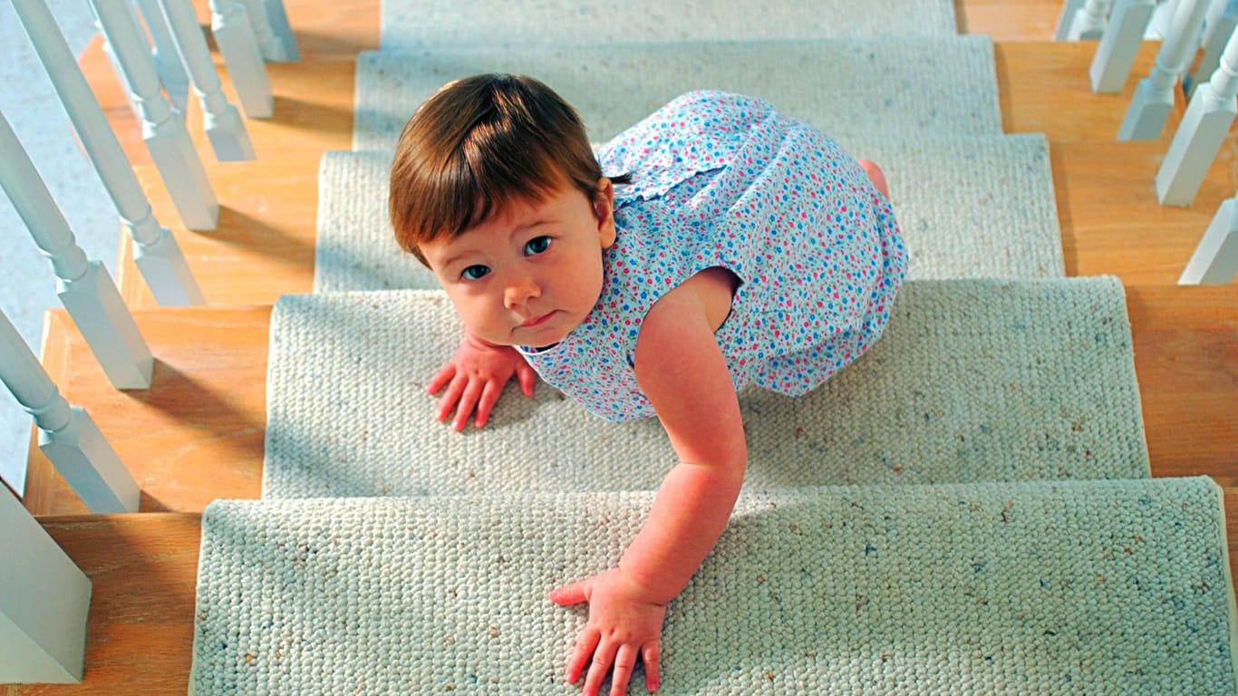 Ein Kleinkind klettern Treppenstufen hinauf.