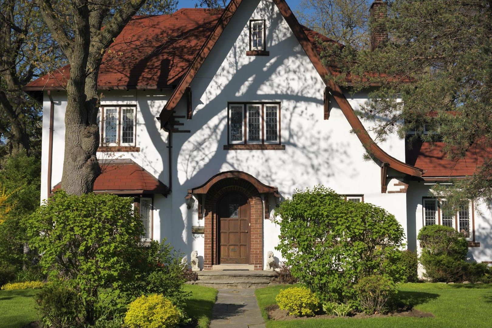 Haus mit Garten bei Sonne: Aktuell sinken die Immobilienpreise in und um die Metropolen.