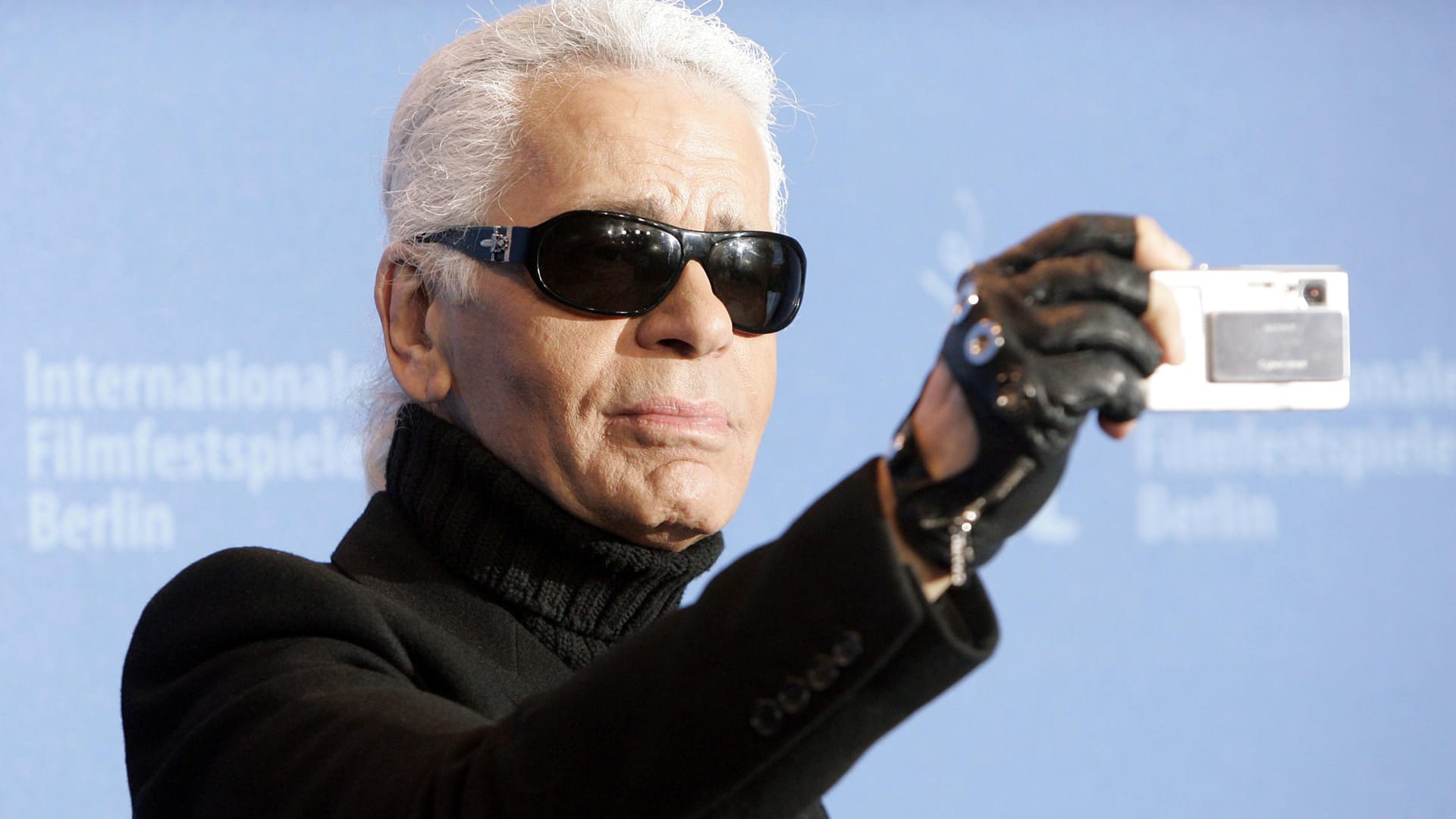 Karl Lagerfeld greift für gewöhnlich auf Mittelformatkameras zurück.