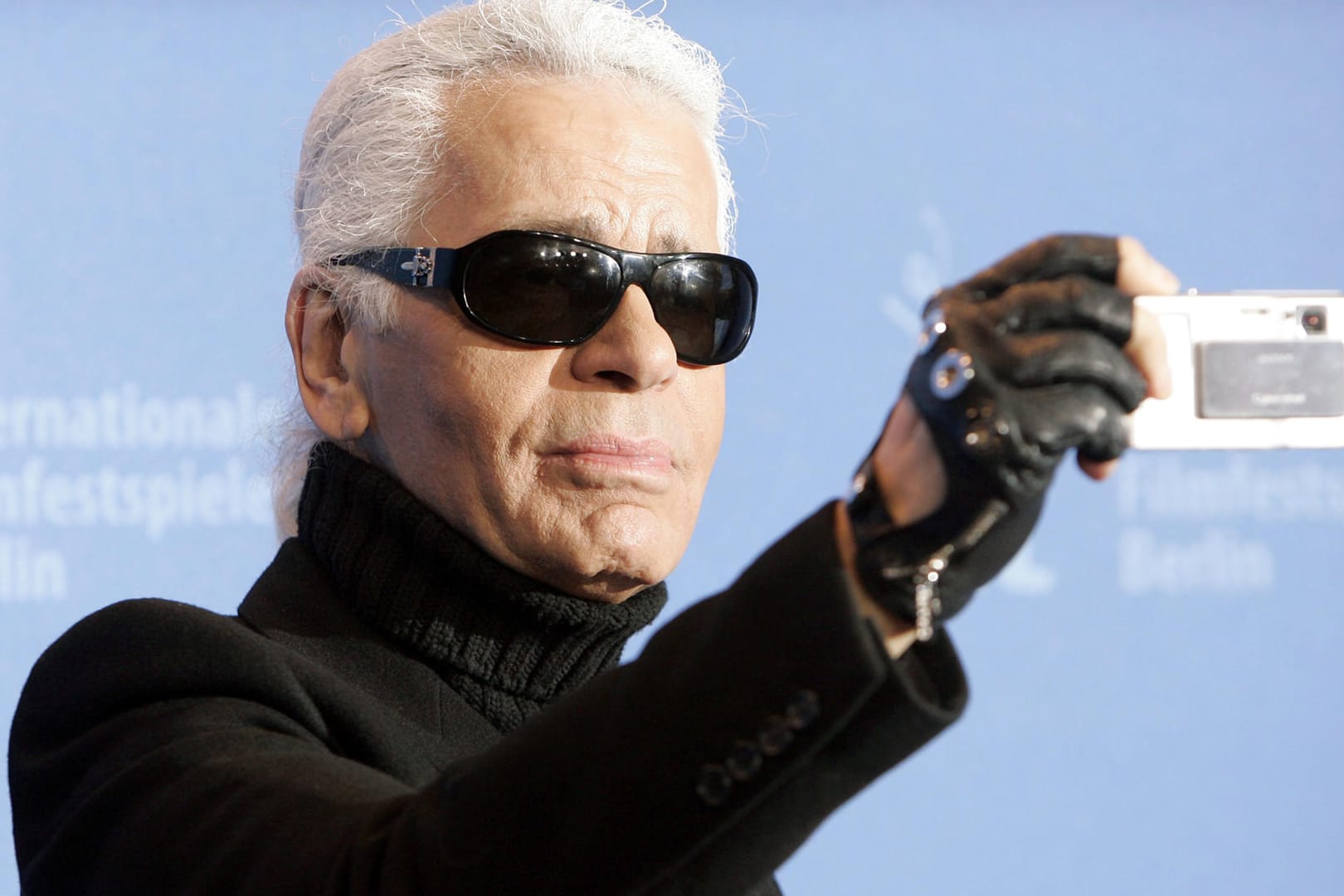 Karl Lagerfeld greift für gewöhnlich auf Mittelformatkameras zurück.