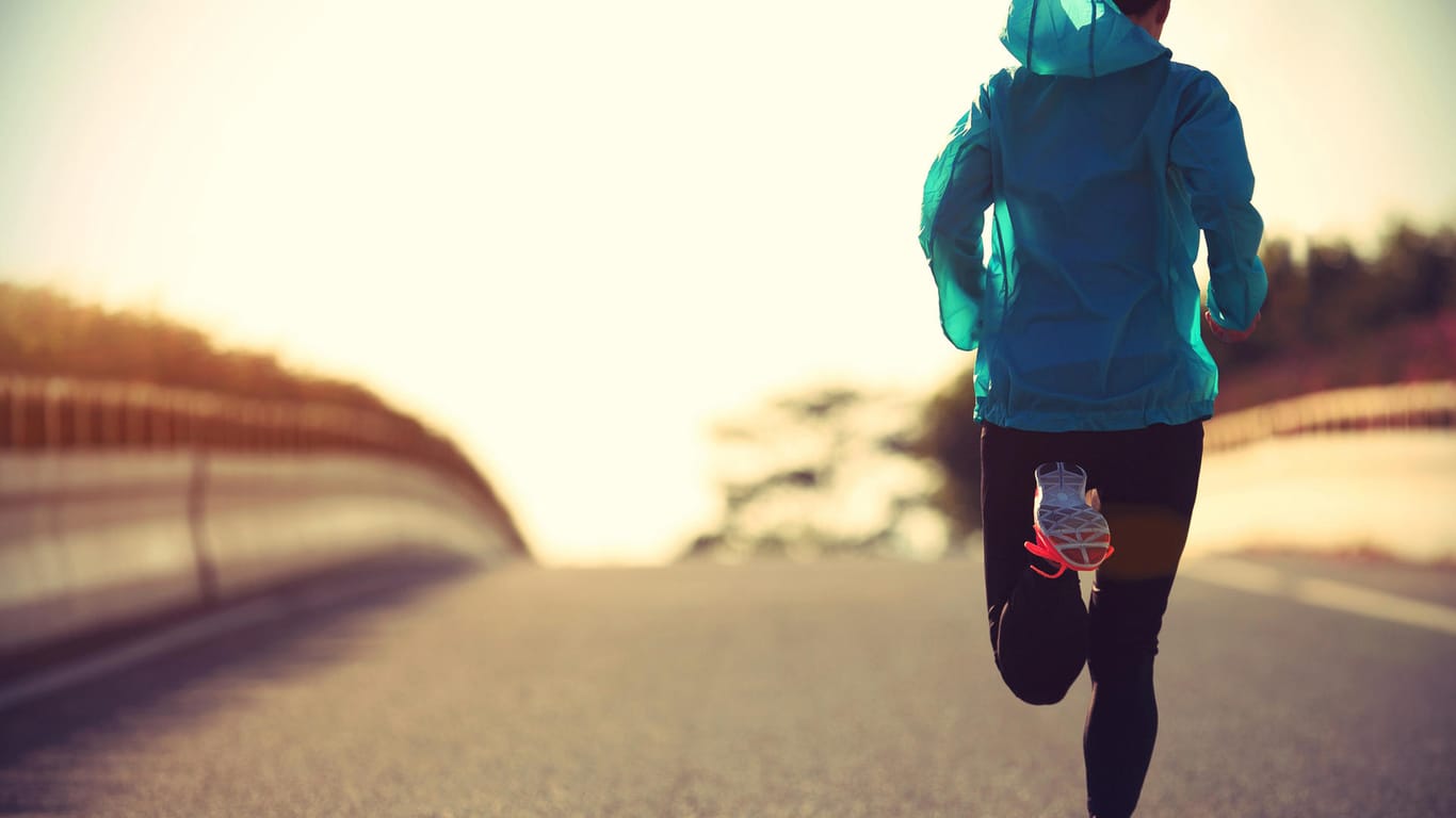 Eine junge Frau joggt