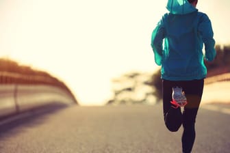 Eine junge Frau joggt
