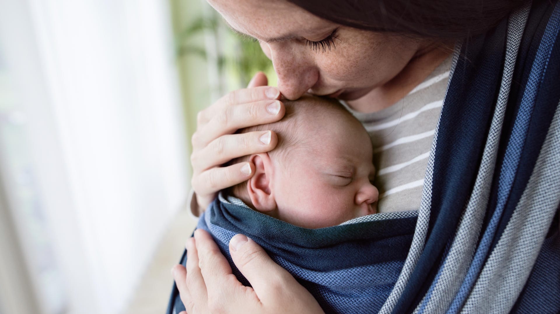 Nachwuchs: Geht es meinem Baby wirklich gut? Eltern von Neugeborenen sind oft unsicher.