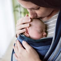 Nachwuchs: Geht es meinem Baby wirklich gut? Eltern von Neugeborenen sind oft unsicher.